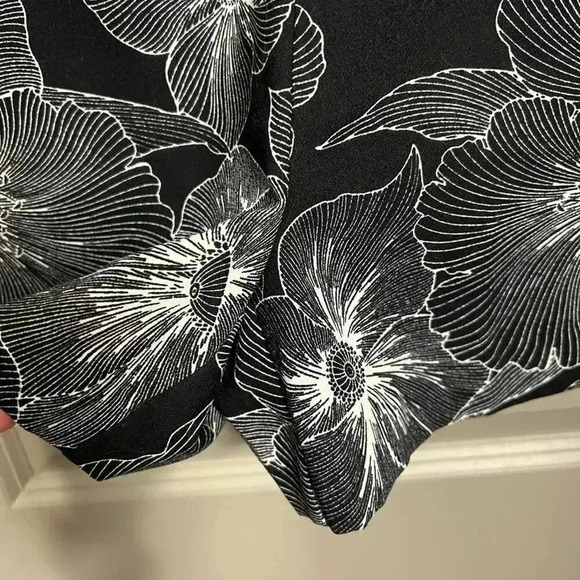 Loft Outlet Black & White Floral Romper - Size Small Petite - Picture 5 of 9